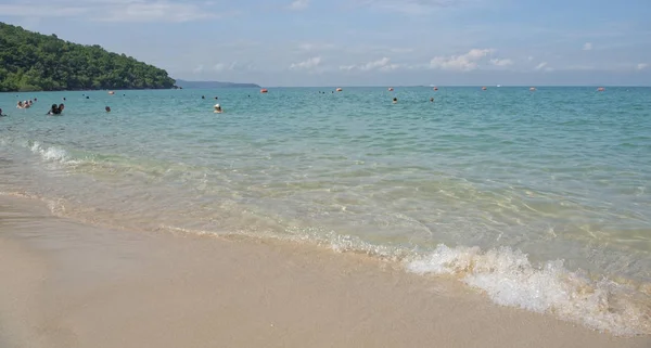 Sai Kaew Beach Sattahip-Military Beach.People sunbathe and swim — Stock Photo, Image