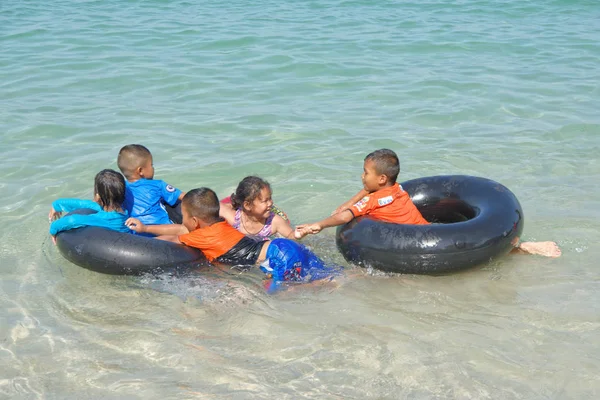 Пляж військово Sattahip пляжі. Діти граються на w — стокове фото