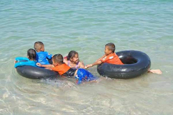 Sai Kaew Beach Sattahip-Military Beach. Children play in the w — Stock Photo, Image