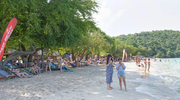 Sai Kaew Beach Sattahip-Military Beach.People sunbathe and swim — Stock Photo, Image