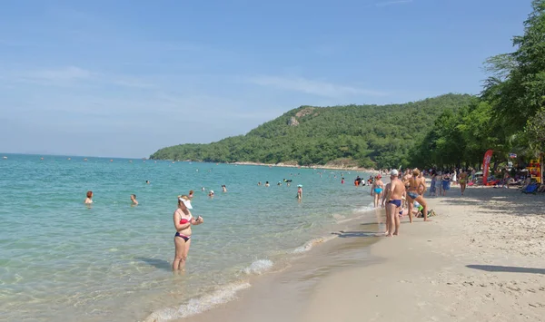 Пляж Sai Kaew Beach Sattahip-Military Beach. Люди загорают и купаются — стоковое фото