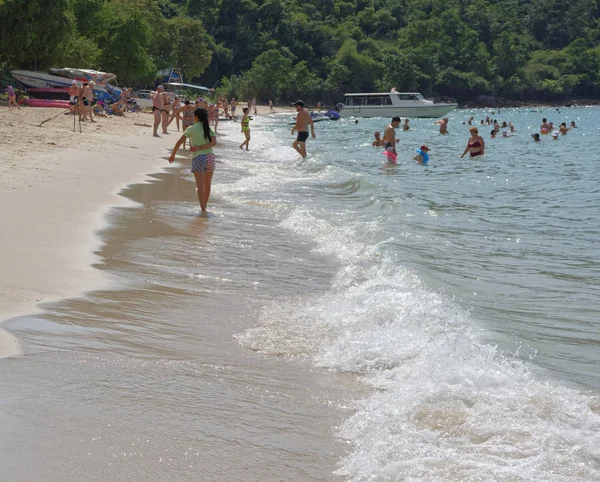 Sai Kaew Beach Sattahip-Military Beach.People sunbathe and swim — Stock Photo, Image