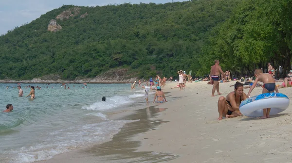 Sai Kaew Beach Sattahip-Military Beach.People sunbathe and swim — Stock Photo, Image