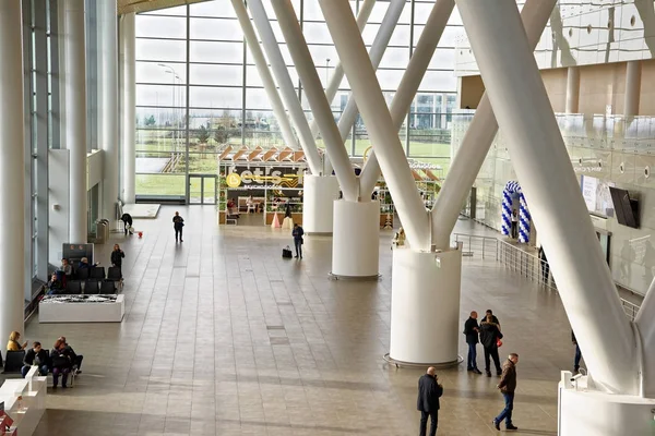 Aeropuerto, construido para la Copa Mundial de la FIFA en 2018. Los pasajeros a — Foto de Stock