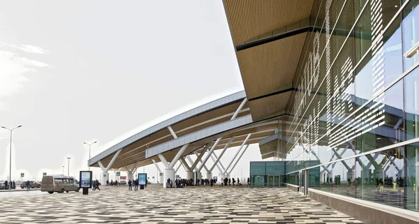 Аеропорт Платонов, побудований для 2018 році Кубок світу ФІФА. Пасажирів — стокове фото