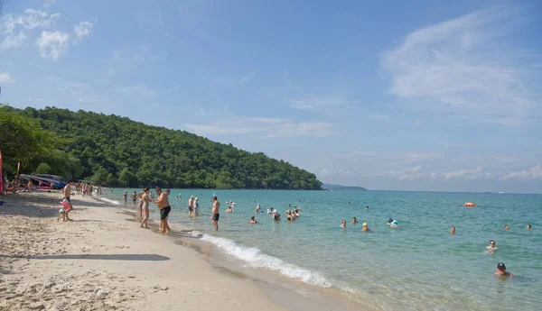 사이 캐 우 비치 Sattahip-군사 Beach.People 일광욕 및 swi 로열티 프리 스톡 사진