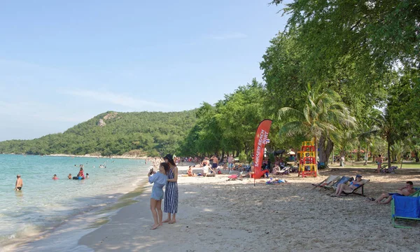 사이 캐 우 비치 Sattahip 군사 Beach.People 일광욕 및 수영 스톡 사진