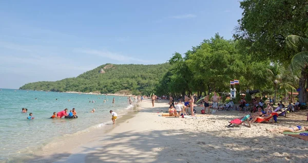 사이 캐 우 비치 Sattahip 군사 Beach.People 일광욕 및 수영 로열티 프리 스톡 이미지