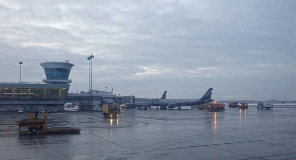 Aeropuerto de Sheremetyevo.El avión se prepara para el despegue — Foto de Stock