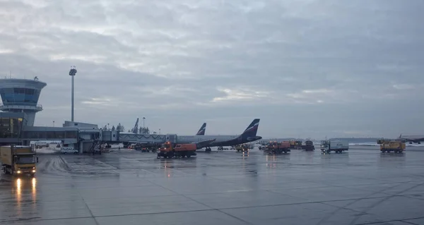 Aeropuerto de Sheremetyevo.El avión se prepara para el despegue — Foto de Stock