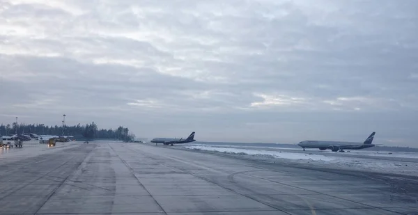 Sheremetyevo Airport.The plane prepares for takeoff — Stock Photo, Image