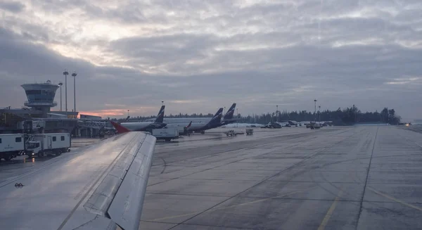 Aeropuerto de Sheremetyevo.El avión se prepara para el despegue — Foto de Stock