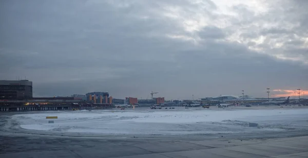 Flughafen Scheremetjewo: Das Flugzeug bereitet sich auf den Start vor — Stockfoto