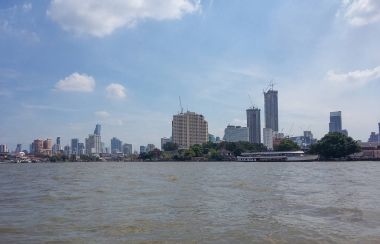  Nehrin üzerinde turist gemide gemiler yelken