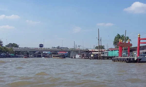 No rio velejar navios com turistas a bordo — Fotografia de Stock