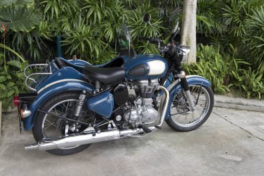 Mavi orman park yerinde motosiklet. Tayland, 2017