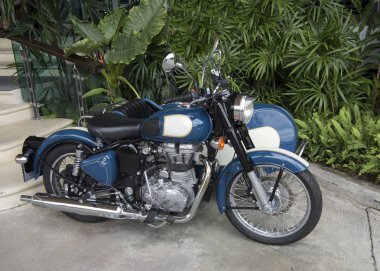 Mavi orman park yerinde motosiklet. Tayland, 2017