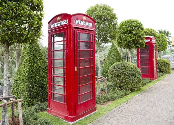 Englische Telefonzellen im Park von Madame Nong Nooch — Stockfoto