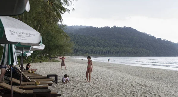 Niños jugando en la playa de la isla de coco — Foto de Stock