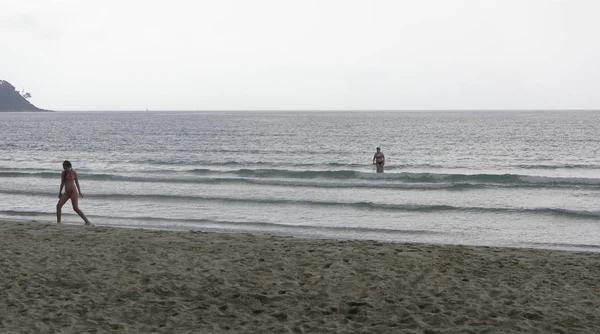 Menina brincando na praia da ilha de coco — Fotografia de Stock