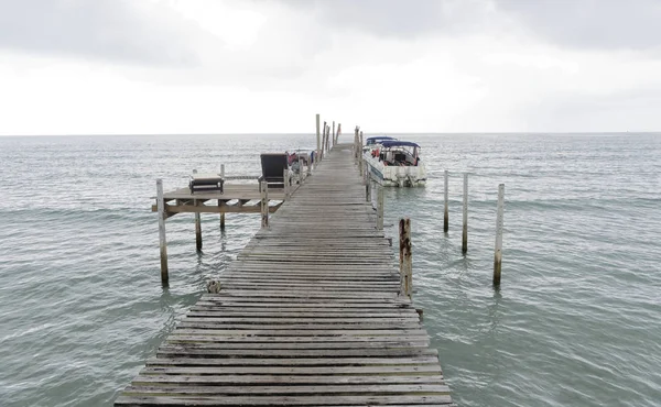 Човни стояти на острові Кокос пристані — стокове фото