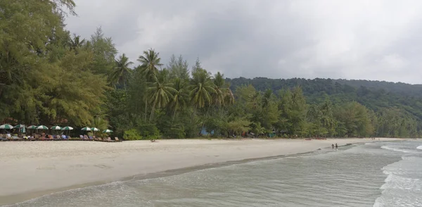 People sunbathe and swim at the beach paradise of coconut island — Stock Photo, Image