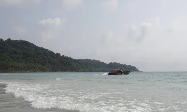 Boot vaart uit het paradijs Cocos eiland — Stockfoto