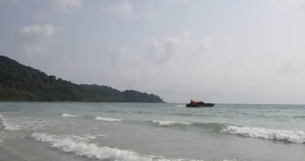 Bateau navigue depuis l'île paradisiaque de la noix de coco — Photo