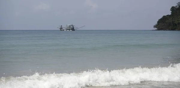 Vissersboot varen in de buurt van het strand van het eiland paradijs kokosnoot — Stockfoto