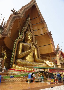 Kaplan (Wat Tham Khao Noi) mağara Tapınağı. Altın Buddh
