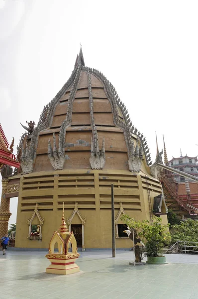 Templo da caverna do tigre (Wat Tham Khao Noi) .Turistas vis — Fotografia de Stock