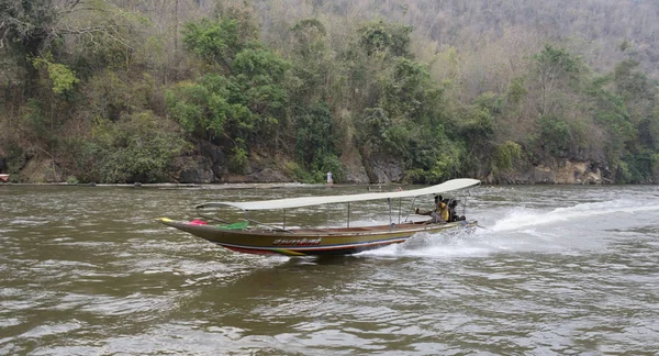 Båten seglar för turister för forsränning på floden Kwai — Stockfoto