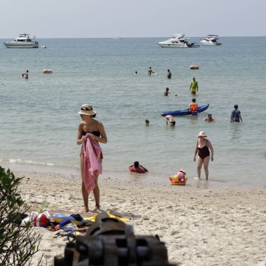Sai Kaew Beach-askeri Beach.People güneşlenin. Wor topu