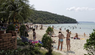 İnsanlar güneşlenmek ve yüz. Bazı tatilcilerin kıyı yürüyüş