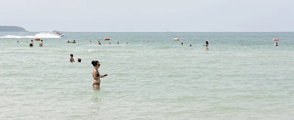 Praias Militares. As pessoas tomam banho de sol e nadam — Fotografia de Stock