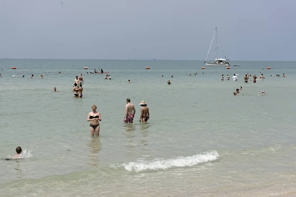 Ludzie się opalać i pływać. Niektórych urlopowiczów spacery wzdłuż brzegu — Zdjęcie stockowe