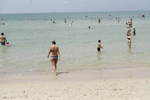 Ludzie się opalać i pływać. Niektórych urlopowiczów spacery wzdłuż brzegu — Zdjęcie stockowe