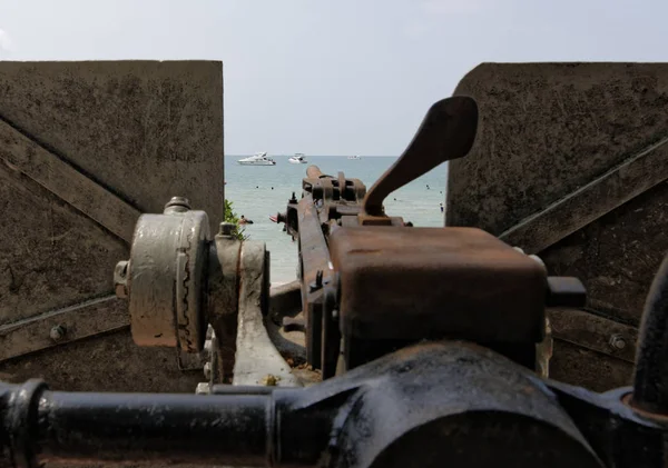 Plage de Sai Kaew - Plage militaire.Bain de soleil des gens.Le canon de Wor — Photo