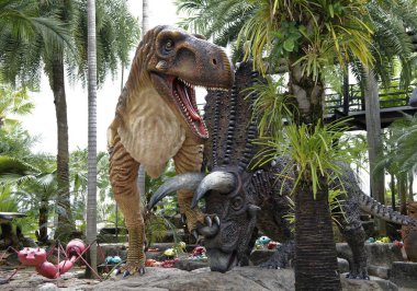 Tyrannosaurus Rex içinde park ve Madame Nong Nooch