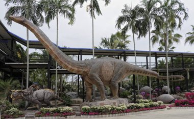 Apatosaurus içinde park ve Madame Nong Nooch