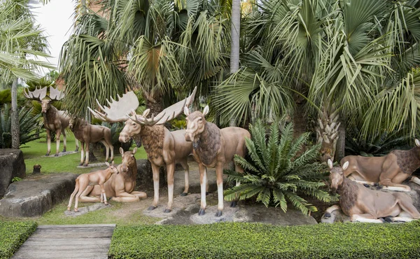 Sculptures d'animaux dans le parc de Madame Nong Nooch — Photo