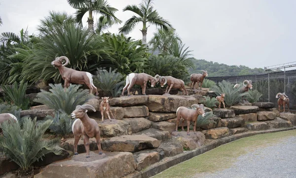 Esculturas de animales en el parque de Madame Nong Nooch — Foto de Stock