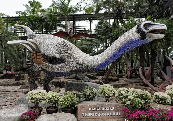 Socha v parku Madame Nong Nooch Therizinosaurus — Stock fotografie