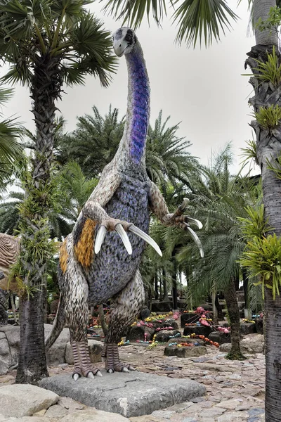 Therizinosaurus nel parco di Madame Nong Nooch — Foto Stock