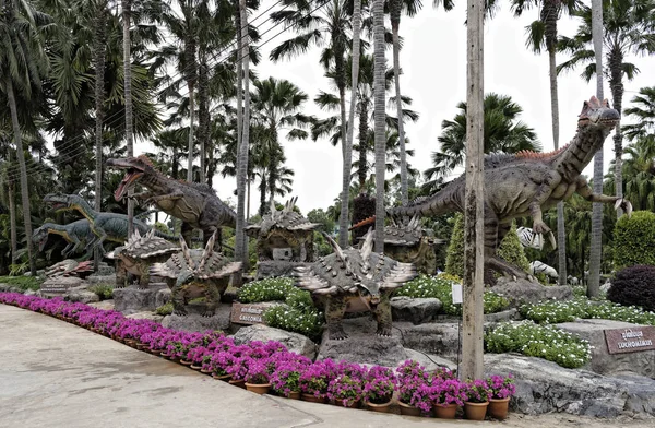 Parque de dinosaurios en el parque de Madame Nong Nooch — Foto de Stock