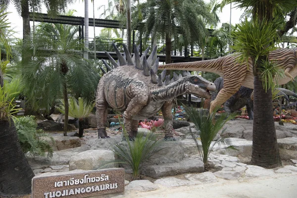 Tuojiangosaurus nel parco di Madame Nong Nooch — Foto Stock