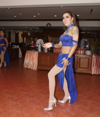  Performans turistler önünde şarkı ve dans topluluğu ben