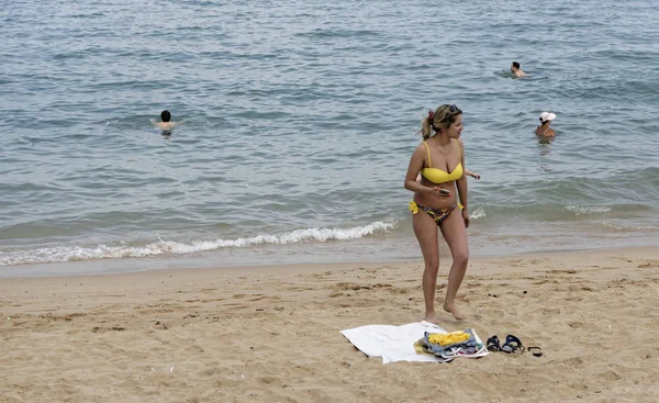 Pattaya Beach. Kobieta wyszła z wody. Inni ludzie są — Zdjęcie stockowe