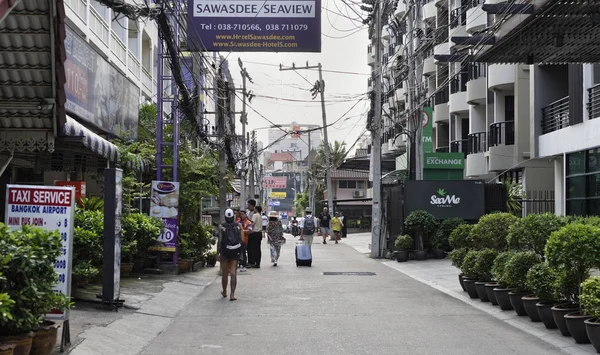 Street Soi 10.La gente va por negocios, moviendo vehículos — Foto de Stock