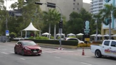 Pattaya, Tayland-Şubat 27,2018: Sahil yolunda. İnsanlar araçlar hareketli iş için gidiyoruz